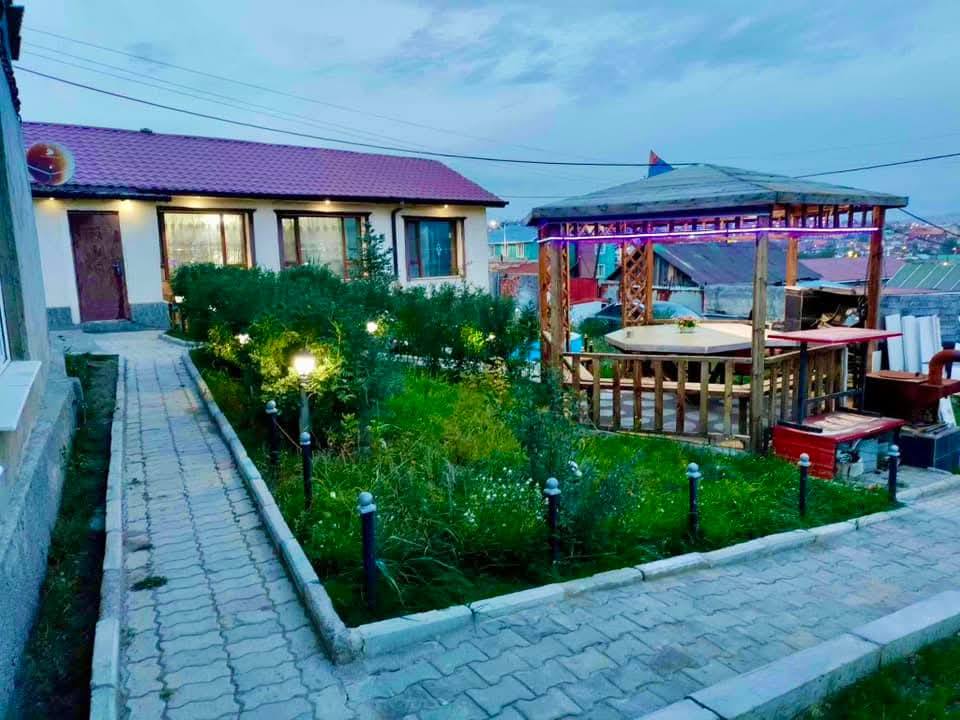 Хашаандаа сайхан амьдаръя